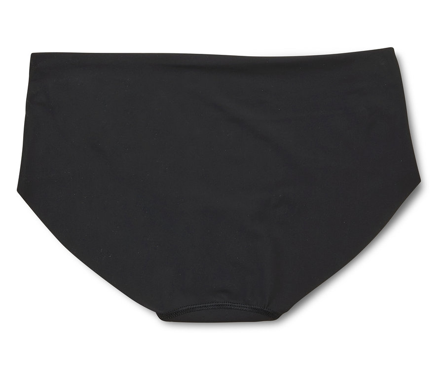 Czarne majtki od bikini leżą na białym tle.