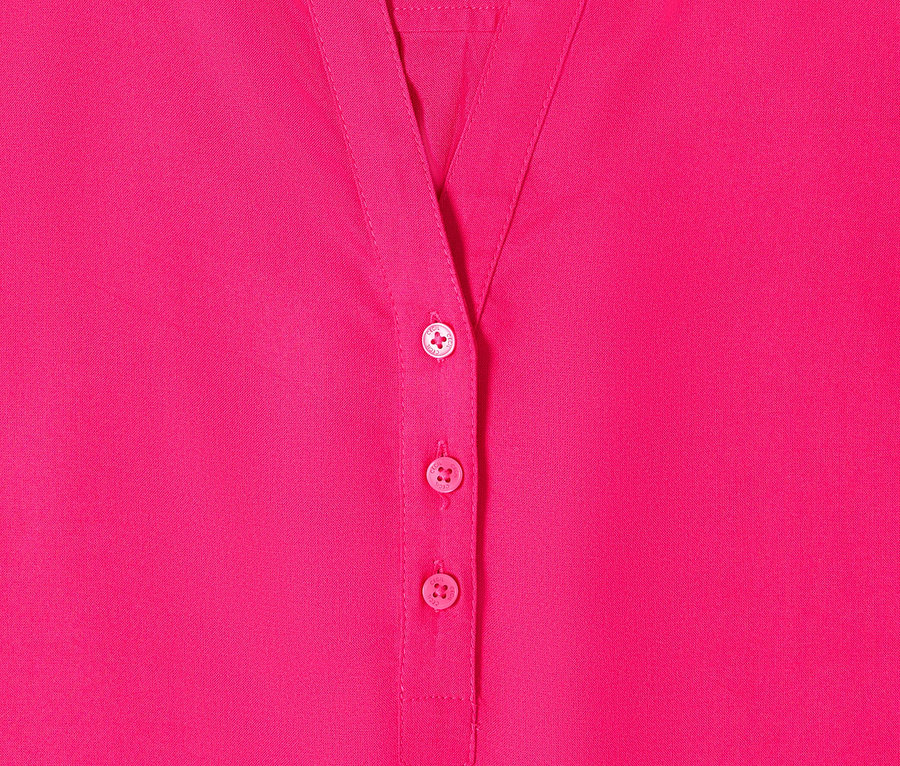 Zbliżenie na różową bluzkę tunikową CECIL z listwą guzikową i kołnierzykiem.