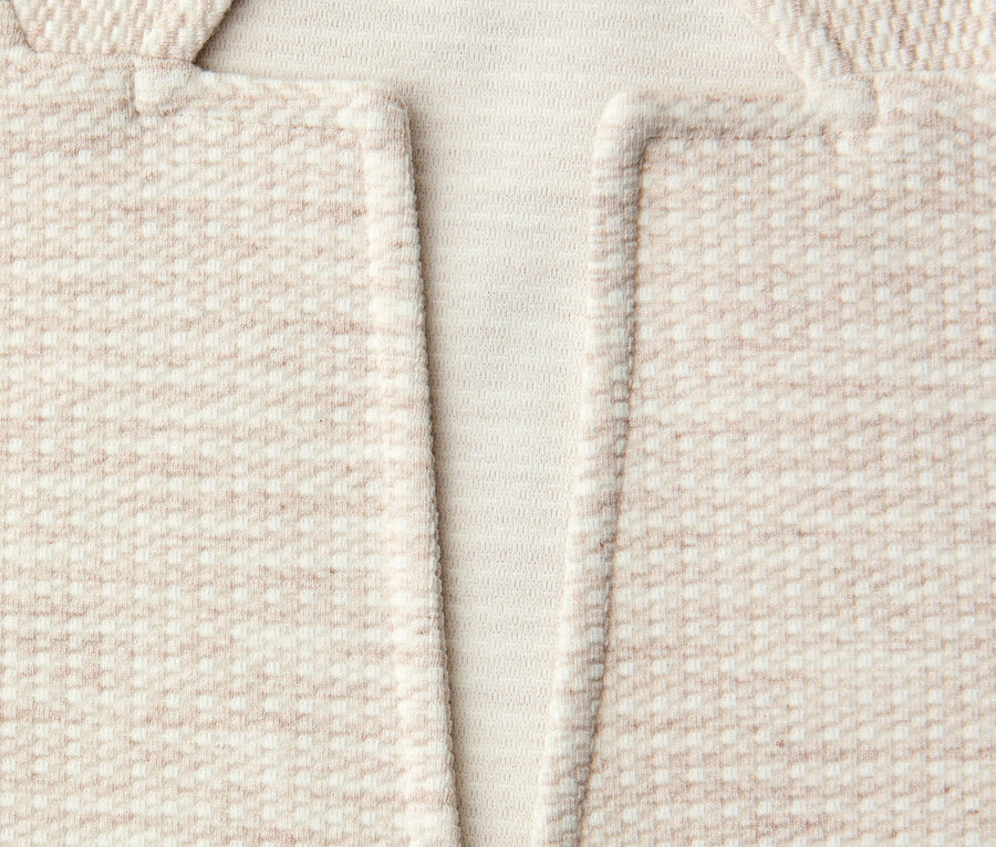 Zbliżenie na dekolt bez zapięcia beżowo-białej marynarki dżersejowej Street One.