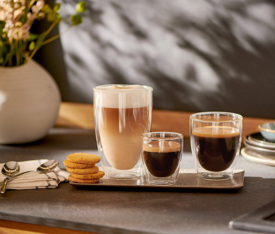 Na tacy stoją szklanki do kawy caffè crema (2 sztuki) i 2 szklanki o podwójnych ściankach do espresso.