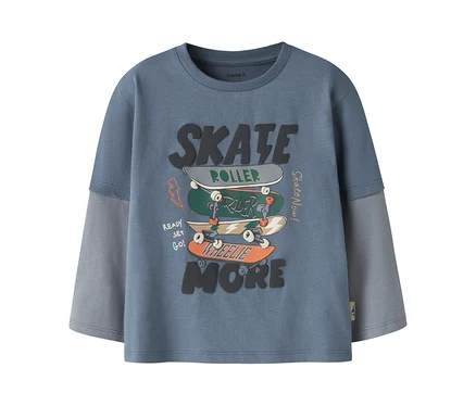 Niebiesko-szara koszulka z długim rękawem i jaśniejszymi szarymi rękawami, z nadrukiem trzech ułożonych deskorolek i napisów „SKATE” oraz „MORE”.