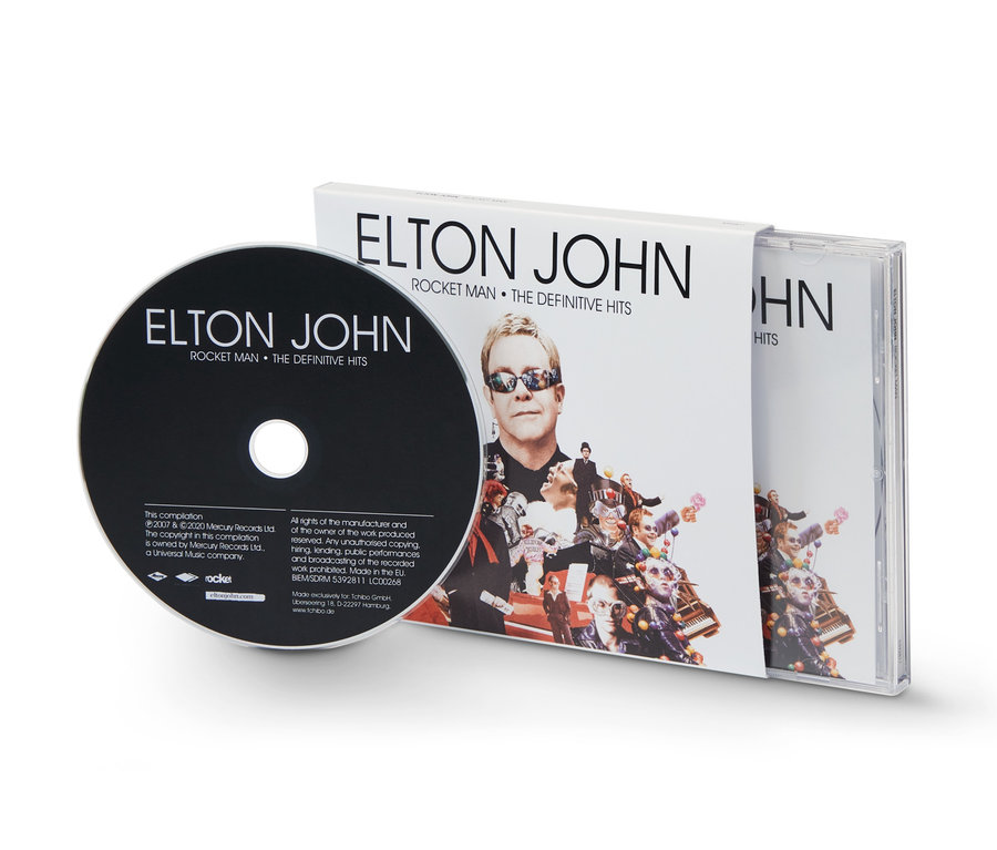 Czarna płyta CD Eltona Johna – »Rocket Man: The Definitive Hits« obok okładki albumu.