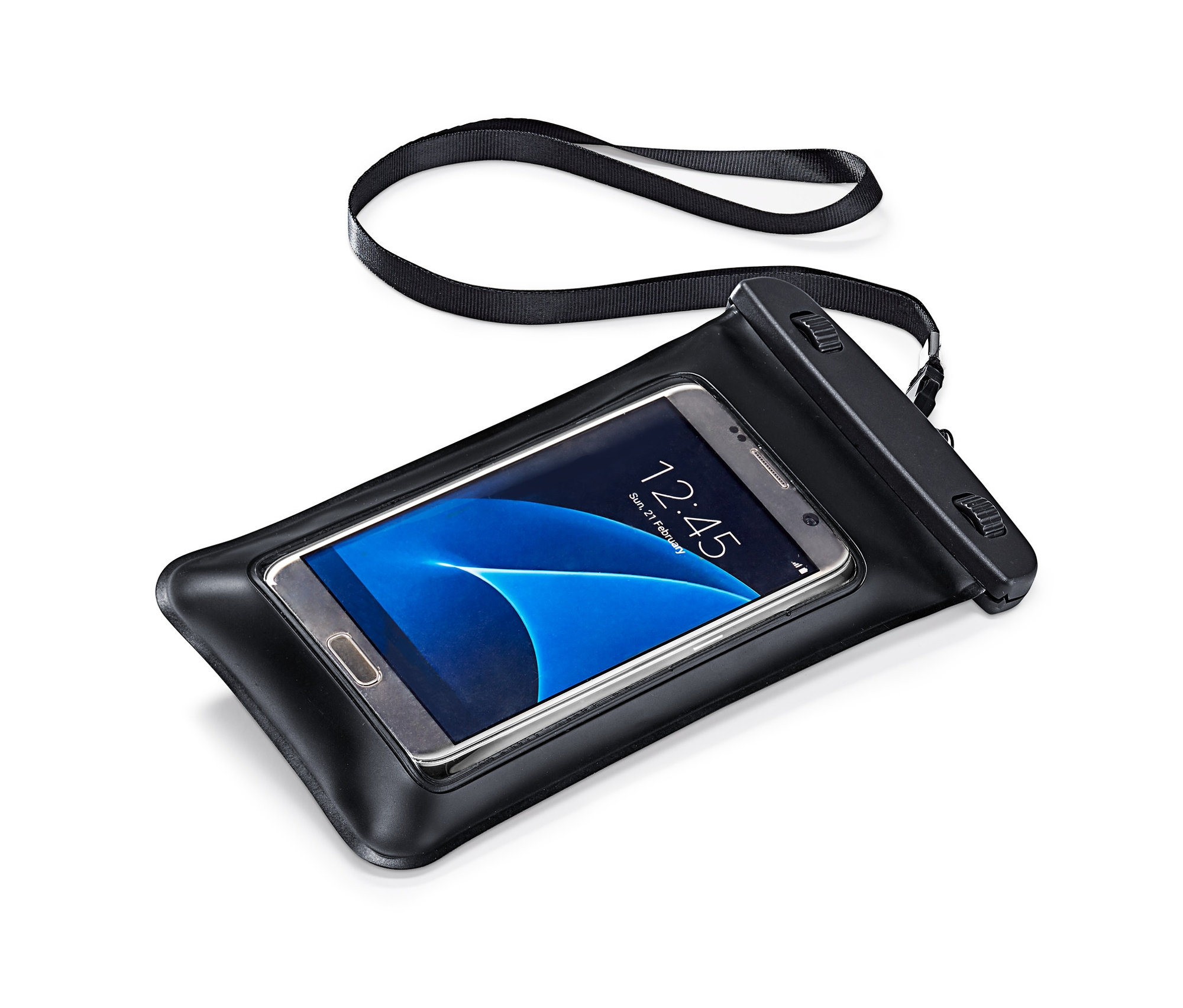 Smartfon w wodoszczelnym etui z czarnym sznurkiem.
