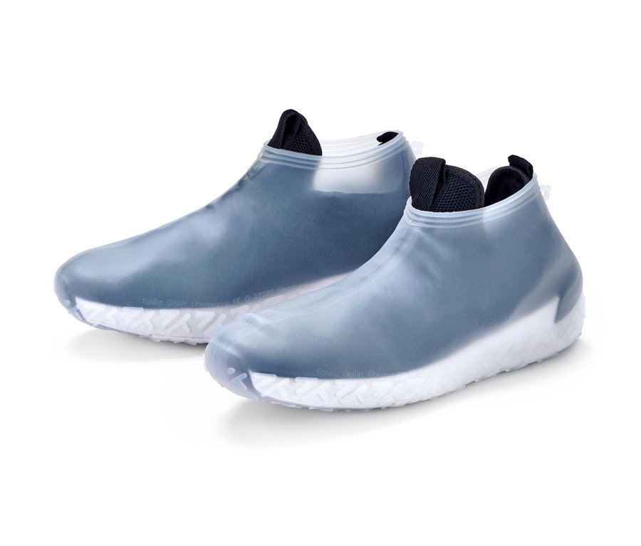 Dwa ochraniacze przeciwdeszczowe na buty z białą podeszwą.