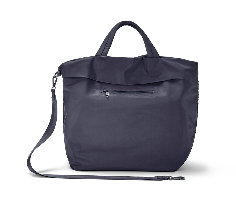 Czarna torba sportowa z uchwytami i paskiem na ramię.