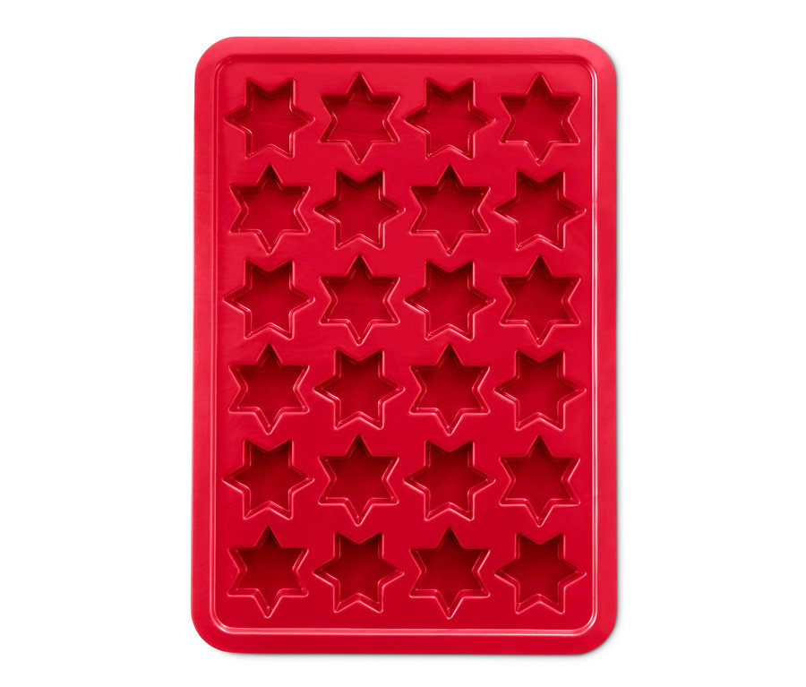 Czerwona mata do pieczenia ciasteczek w kształcie gwiazdek z 20 wgłębieniami w kształcie gwiazd.
