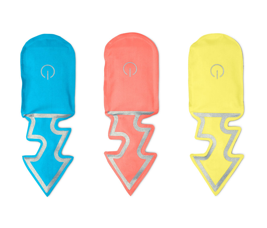 Trzy magnetyczne lampki LED »Błysk« w kolorze niebieskim, różowym i żółtym leżą obok siebie.