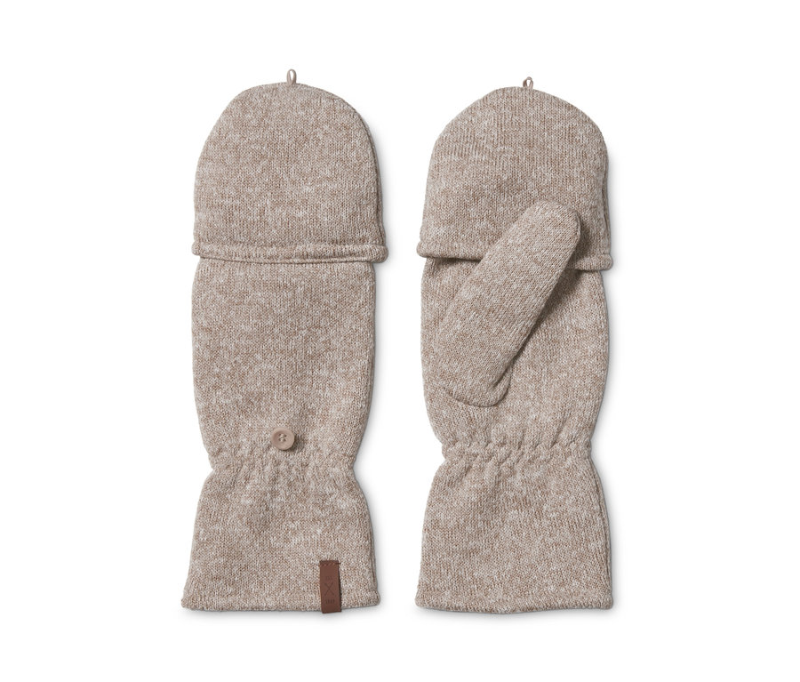 Dwie beżowe rękawice-łapawice z dzianiny polarowej leżą obok siebie na białym tle.