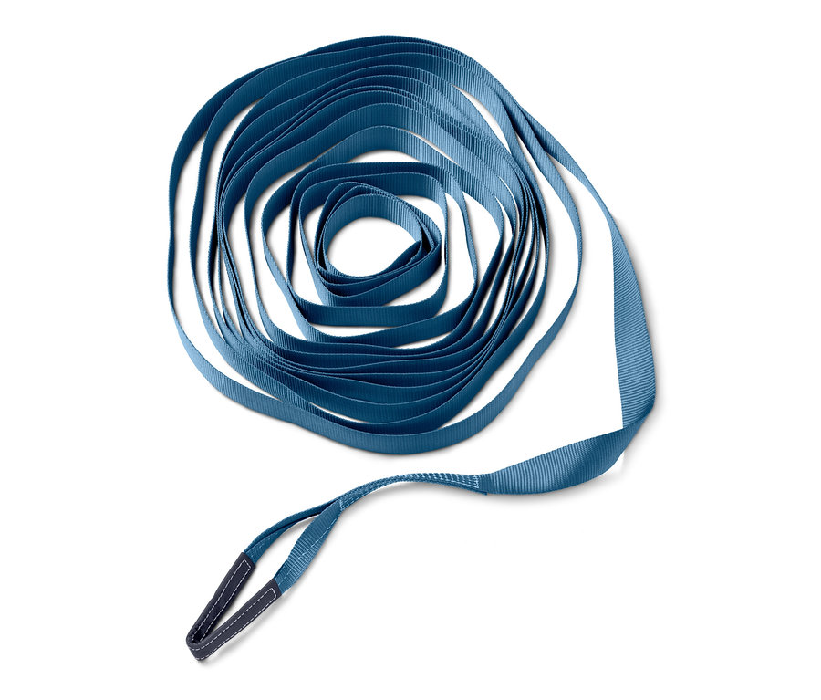 Zwinięta niebieska lina do balansowania slackline na białym tle.