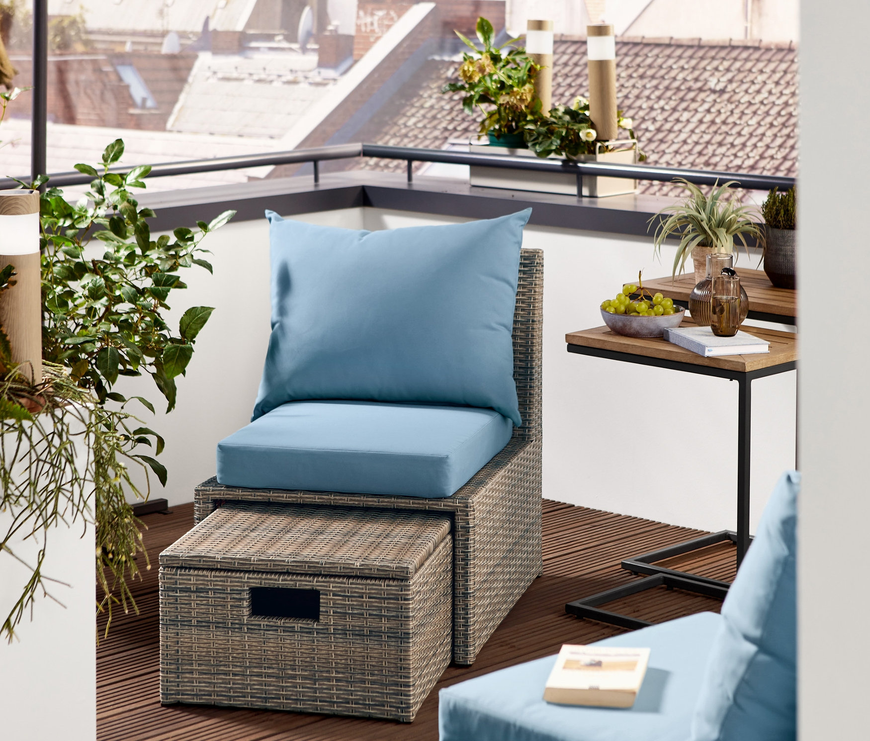 Fotel wypoczynkowy »Thore« z funkcją rozsuwania stoi na tarasie. W tle widoczne są słupki świetlne, 3 sztuki.