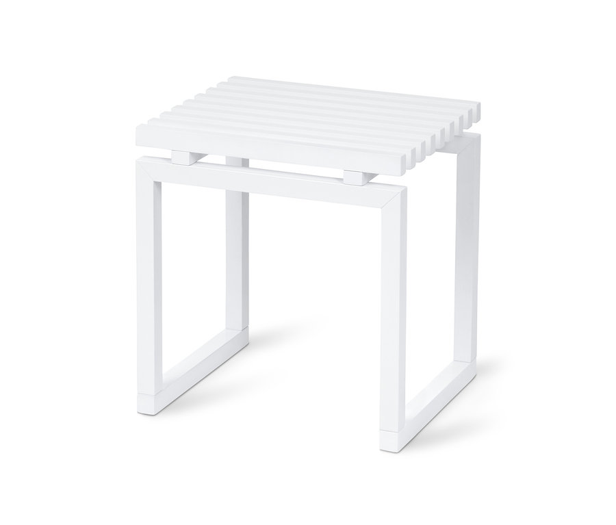Biały stołek z listwowym siedziskiem i kanciastą konstrukcją.