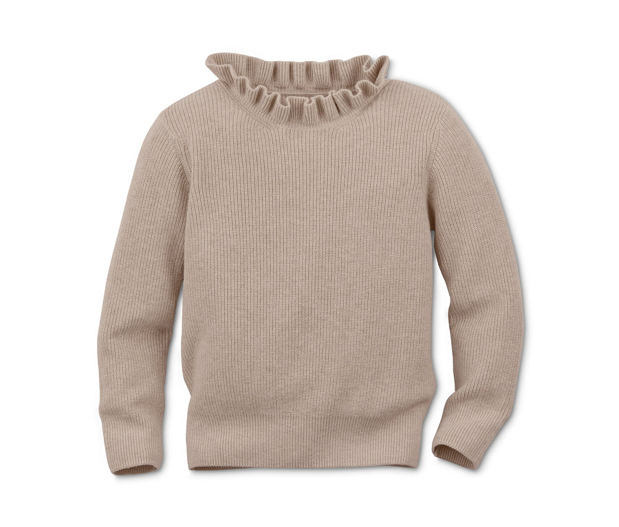 Beżowy sweter z dzianiny z falbanką przy szyi.