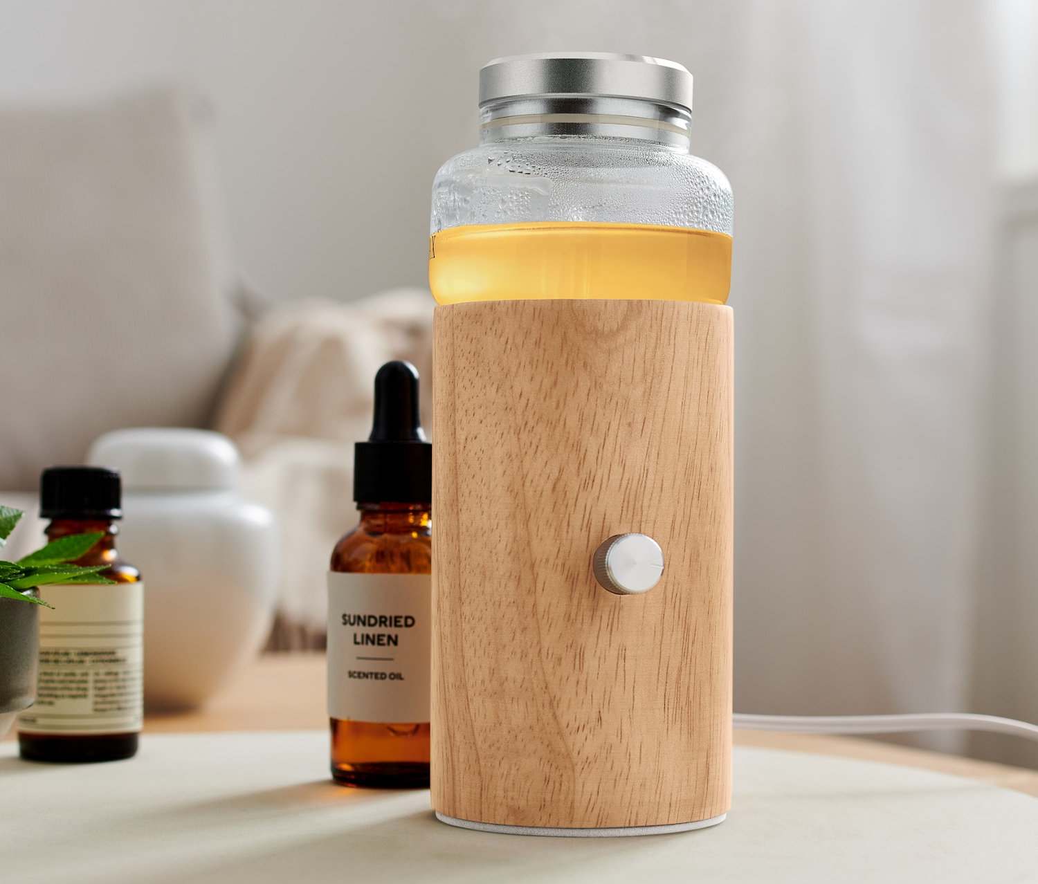 Dyfuzor do olejków eterycznych na stole.