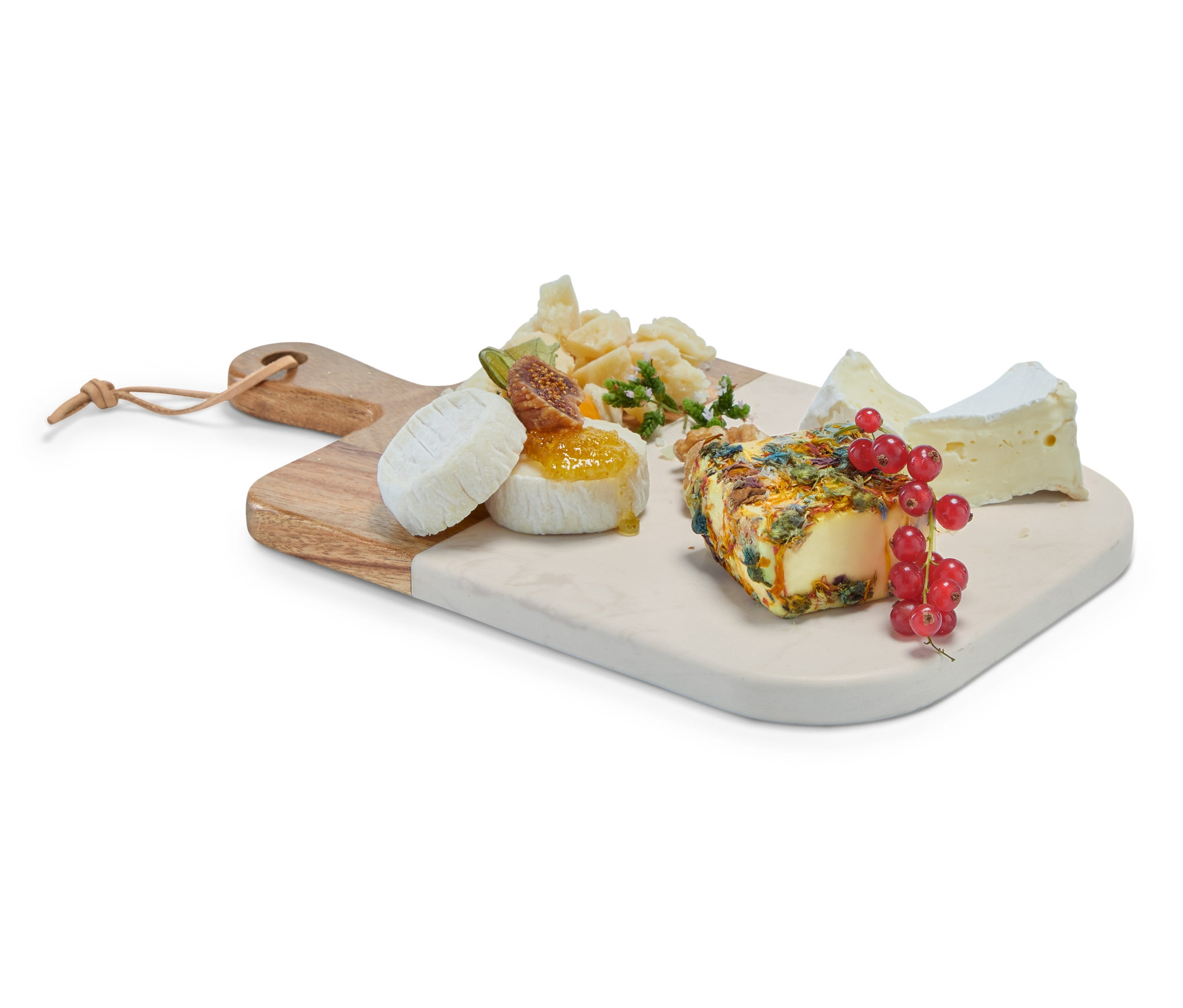 Sery i owoce na desce do serwowania.