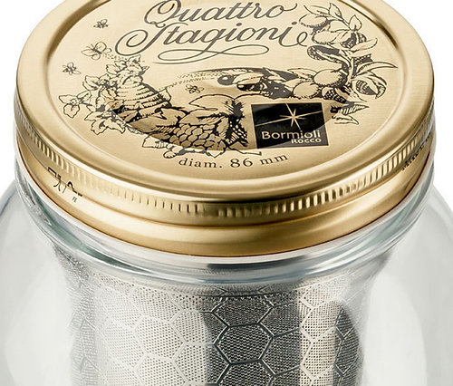 Zbliżenie na słoik z zaparzaczem na zimno »BrewJar« z metalową pokrywką.