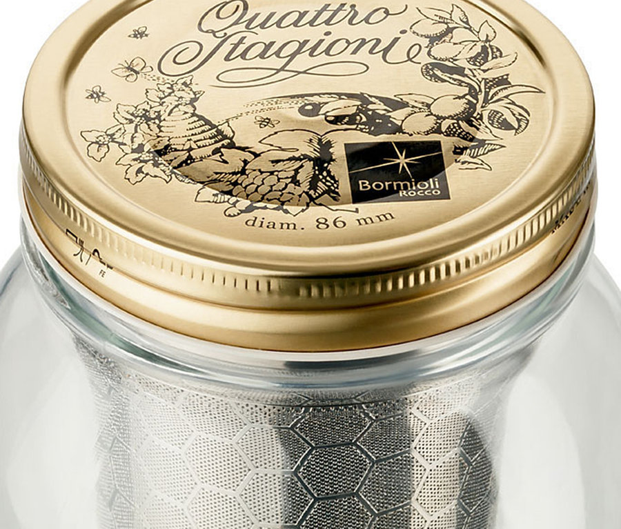 Zbliżenie na słoik z zaparzaczem na zimno »BrewJar« z metalową pokrywką.