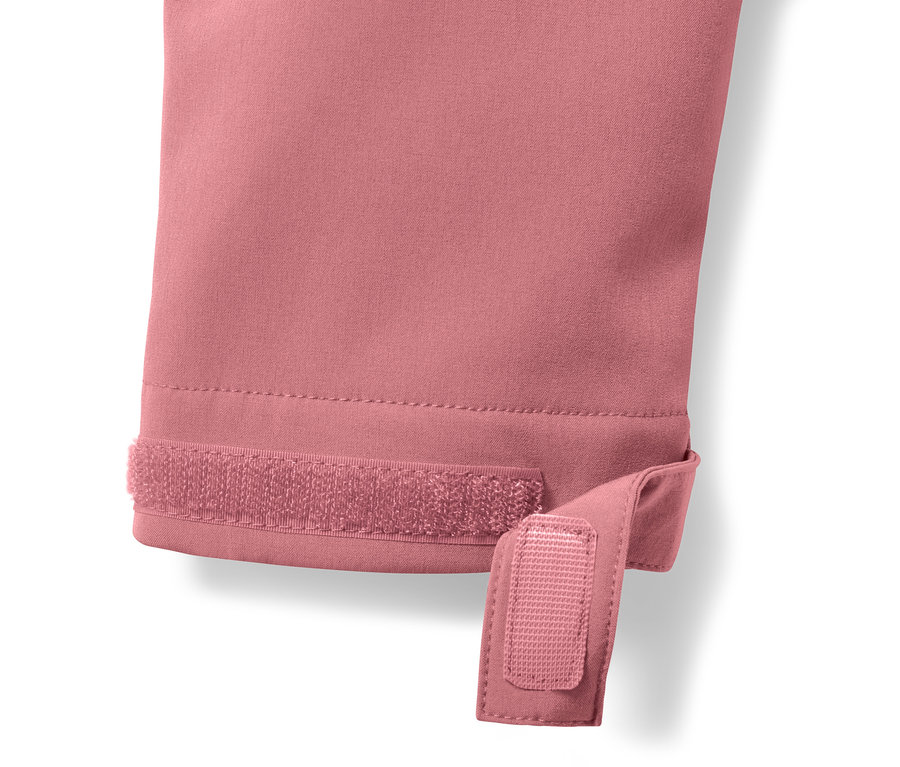 Zbliżenie różowego płaszcza softshell z zapięciem na rzep na rękawie.