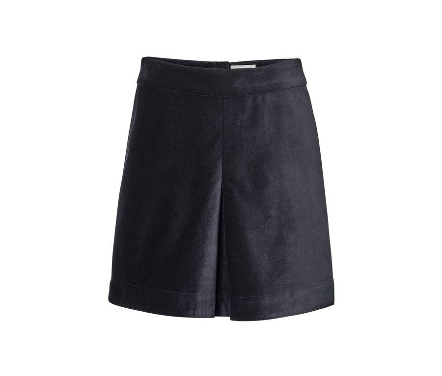 Czarna spódnica z aksamitu.