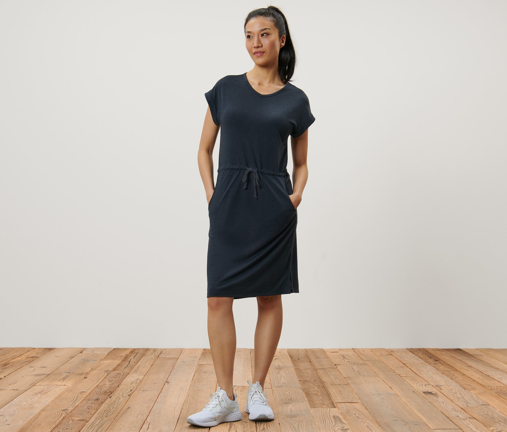 Kobieta pozuje w granatowej sukience outdoorowej.