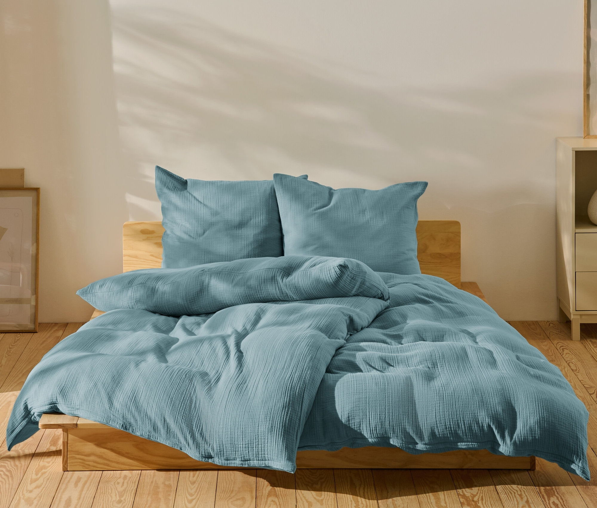 Niebieska pościel muślinowa w standardowym i niestandardowym rozmiarze na łóżku.