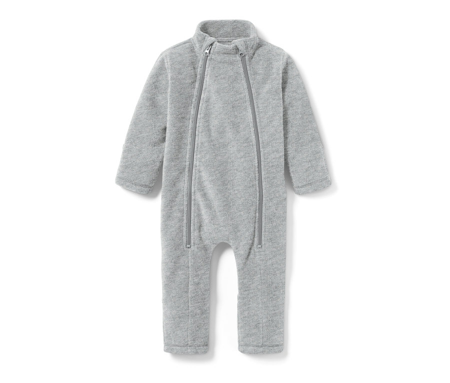 Szary pajacyk niemowlęcy z polaru z długimi rękawami i zamkiem błyskawicznym z przodu.