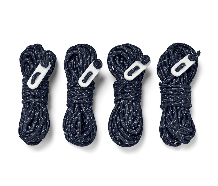 Cztery odblaskowe odciągi, zwinięte i związane, leżą obok siebie na białym tle.