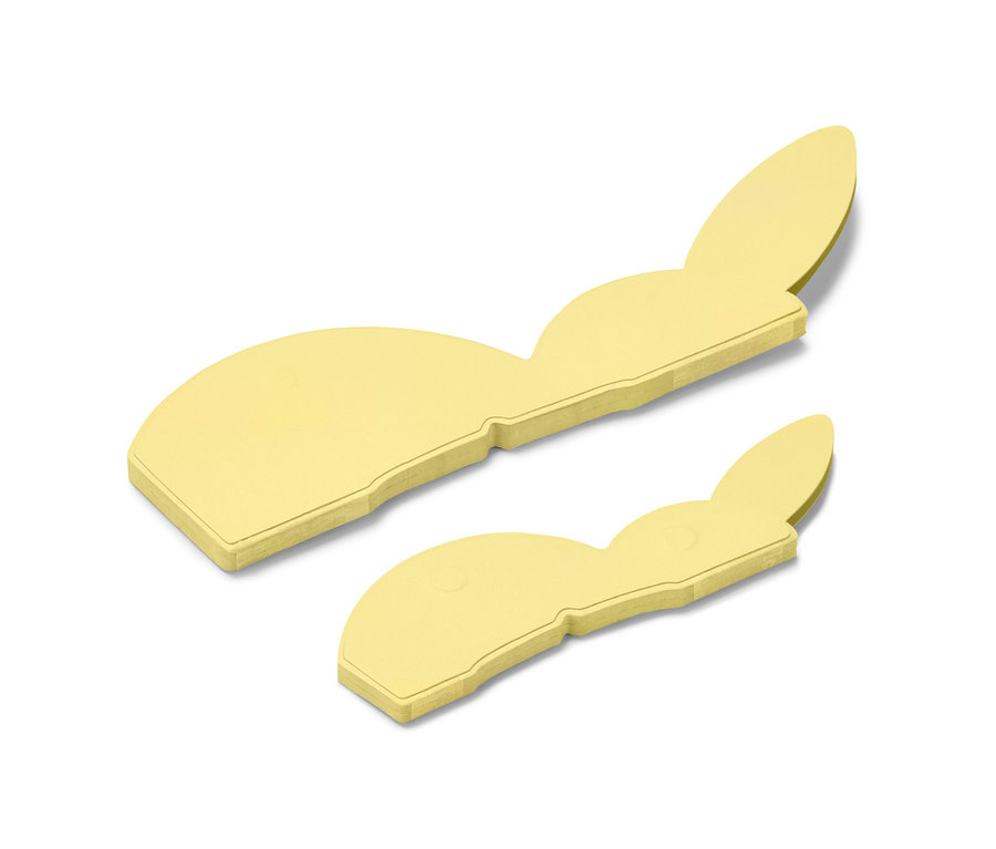 Dwa papierowe zające wielkanocne leżą na białym tle.