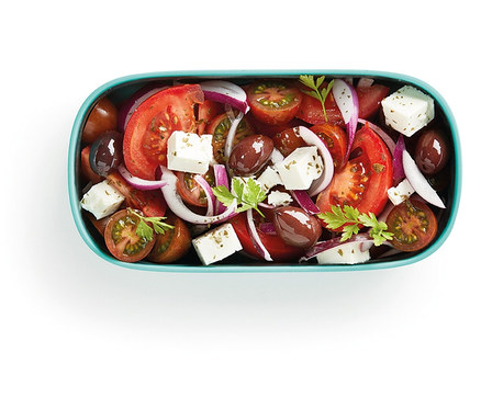 Sałatka grecka w zestawie pojemników na lunch ze sztućcami.