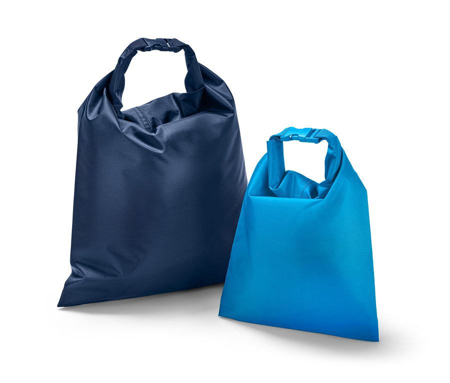 Dwa worki wodoodporne: jeden granatowy i jeden jasnoniebieski.