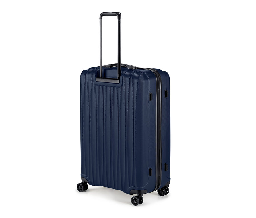 Zbliżenie na dużą twardą walizkę.