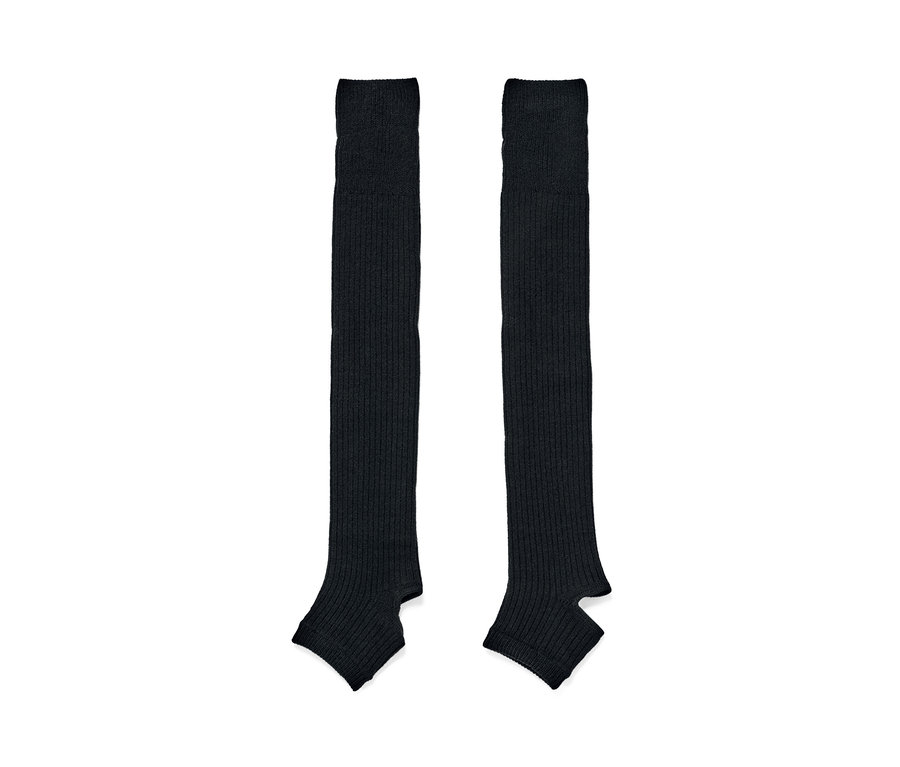 Dwa czarne getry do tańca.