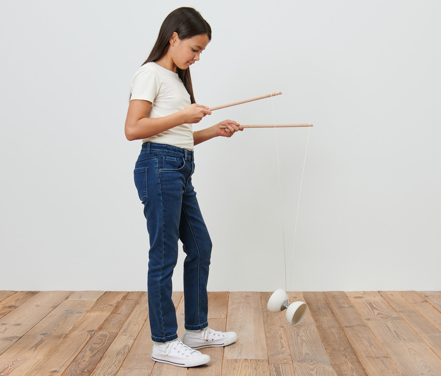 Dziewczyna bawi się Diabolo „Glow in the dark”.