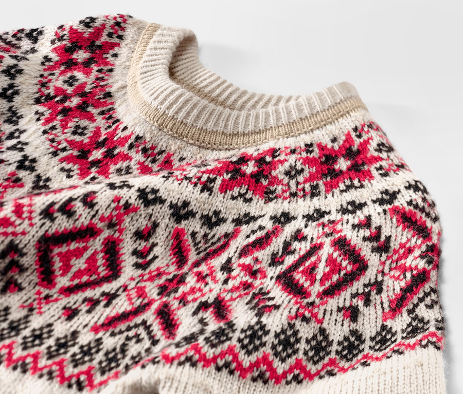 Zbliżenie na dziecięcy sweter z norweskim wzorem.