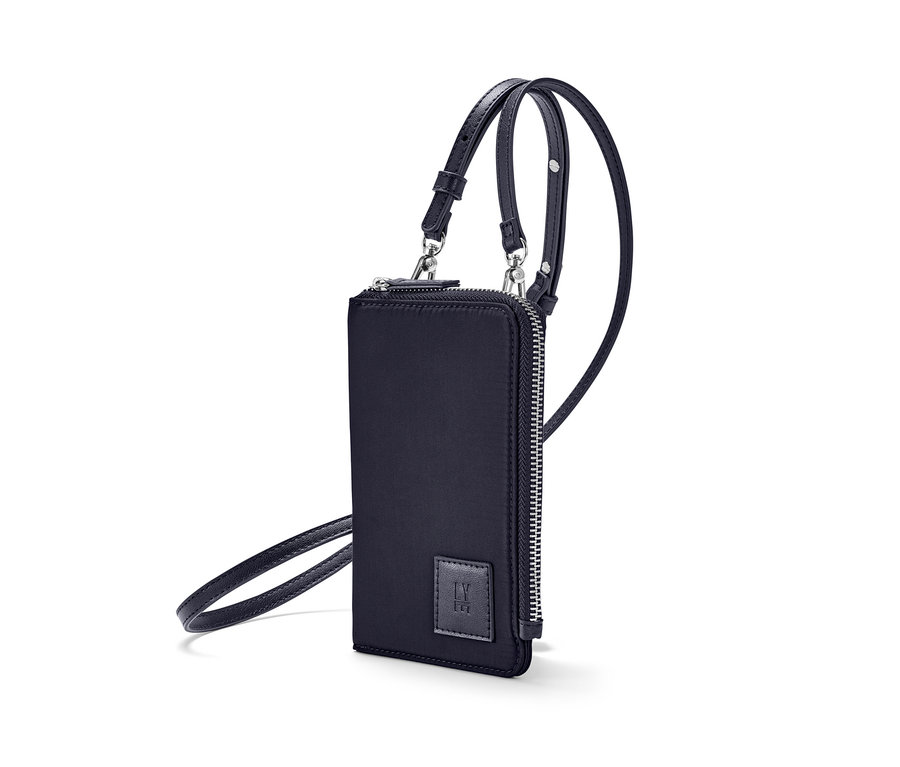 Czarna minitorebka z paskiem.