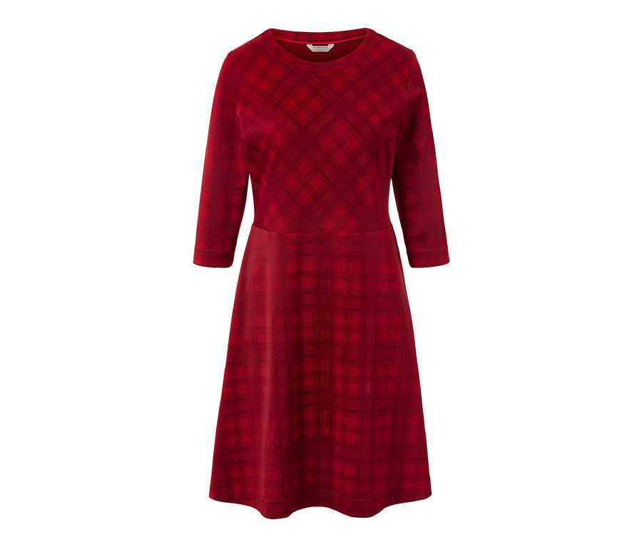 Czerwona żakardowa sukienka w kratkę z rękawami trzy czwarte.