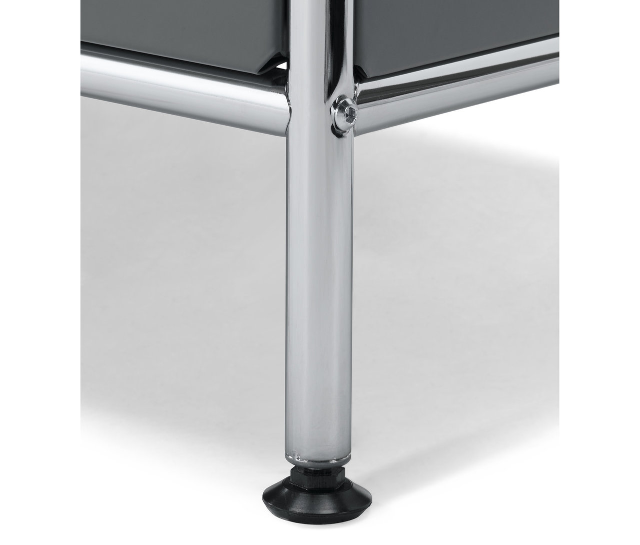 Detal szarej szafki typu sideboard »CN3« z klapą, chromowaną ramą i czarnymi nóżkami.