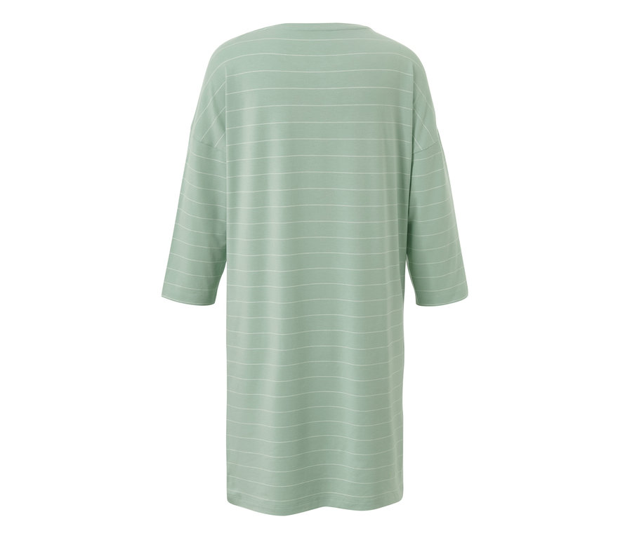 Widok z tyłu miętowej koszuli nocnej w białe poziome paski z rękawami trzy czwarte.