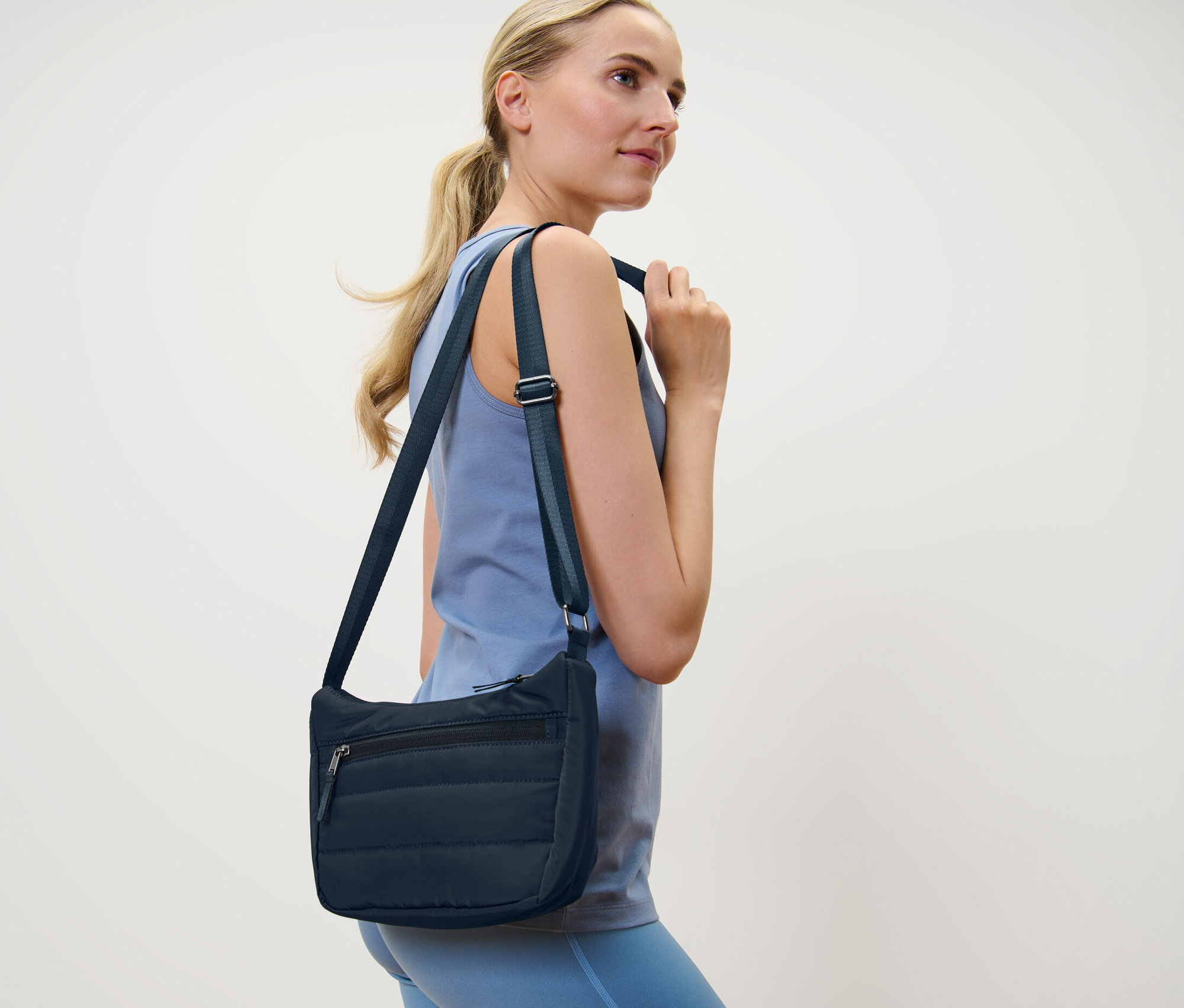 Blondynka z torebką na ramię.