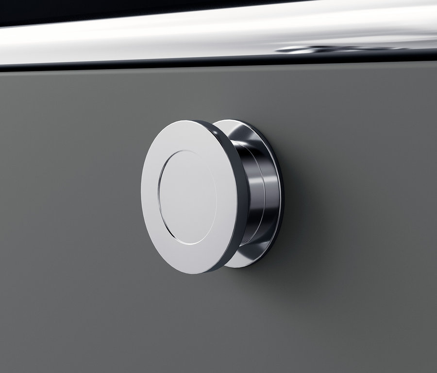 Detal szarej metalowej komody „CN3” z okrągłym, srebrnym uchwytem.