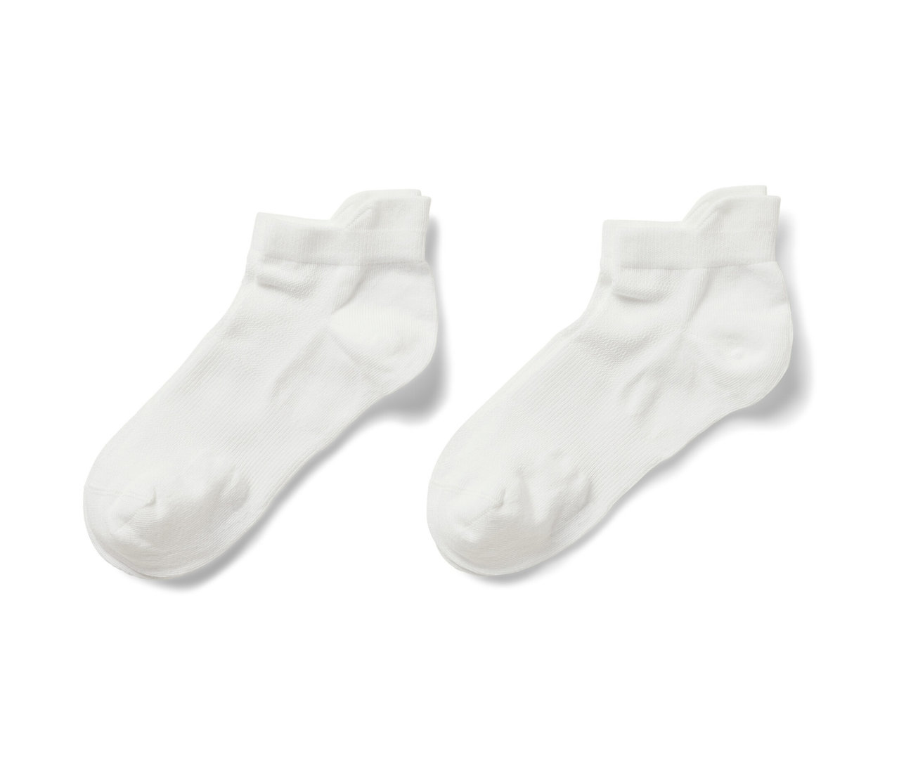 Dwie pary białych skarpetek stopek.
