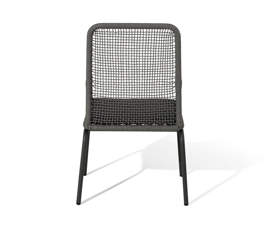 Zbliżenie na krzesło ogrodowe z wysokim oparciem z plecionką tekstylną.