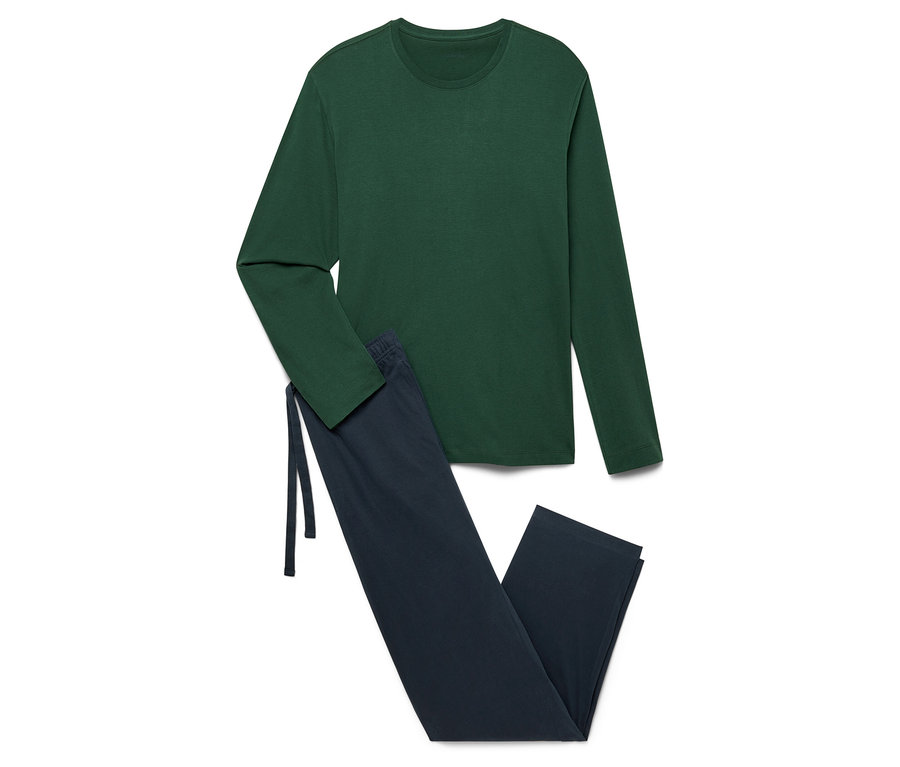 Zielona koszulka z długim rękawem i granatowe spodnie leżą na białym tle.