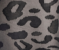 Zbliżenie na cienkie rajstopy ze wzorem.