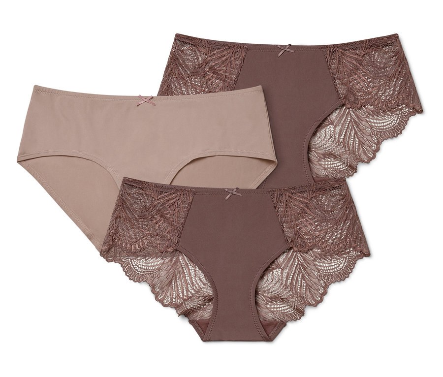 Trzy pary damskich majtek leżą na sobie. Jedne są beżowe, a dwoje brązowe z koronką.
