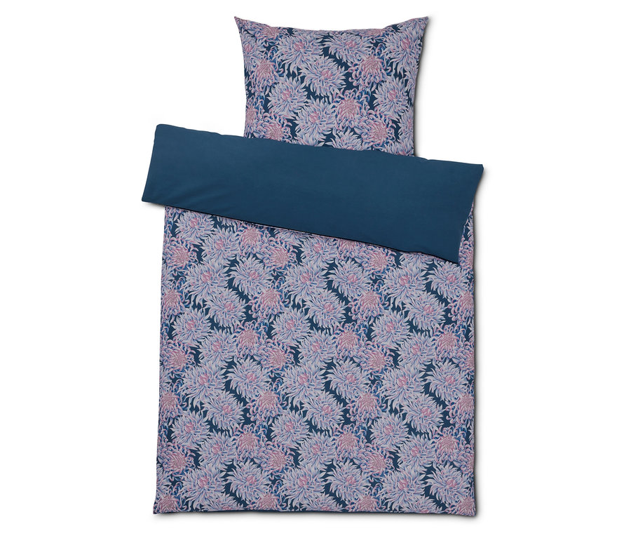 Pościel we wzory kwiatowe z granatową obwódką.