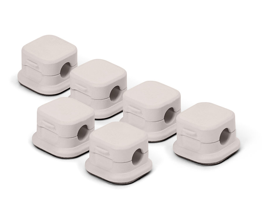 Sześć białych osłon kabli.