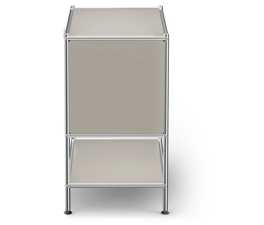 Beżowy moduł półkowy ze srebrną ramą na białym tle.