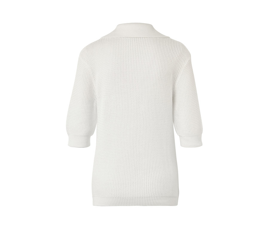 Widok z tyłu białego letniego swetra z dzianiny.