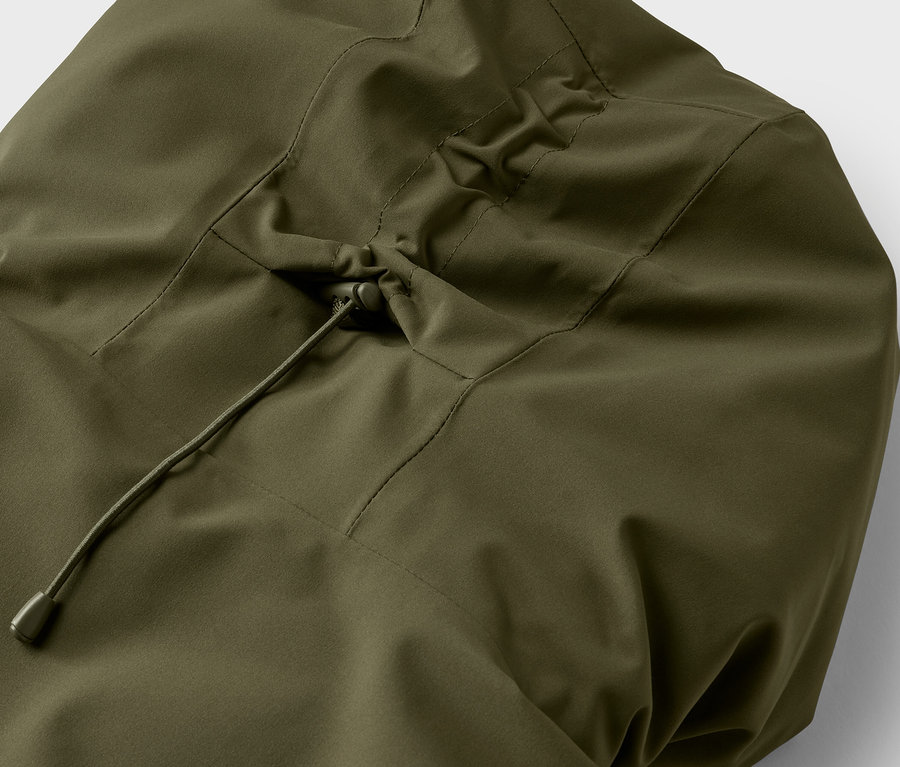 Szczegół oliwkowego kaptura kurtki ze sznurkiem.
