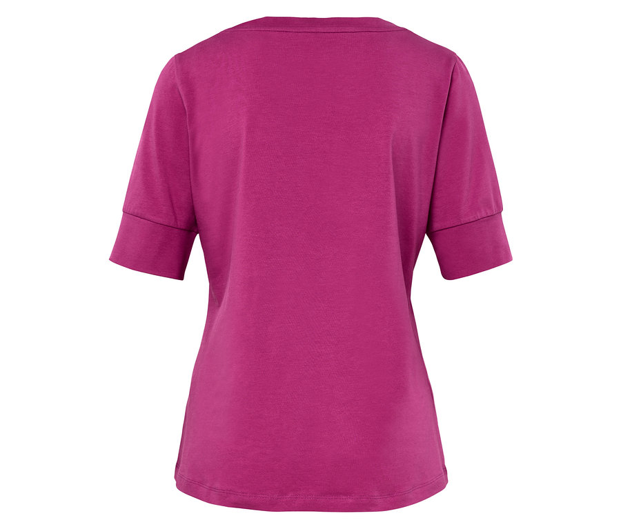 Widok z tyłu fioletowej koszulki z krótkim rękawem.